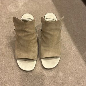 Rag & Bone cream suede sandal. Size 8